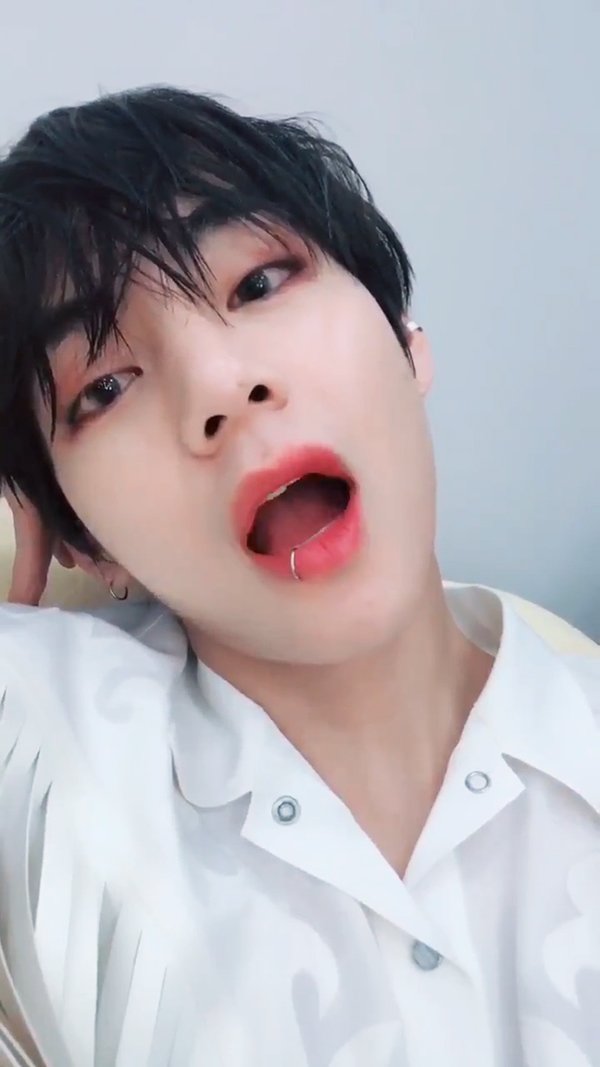 _nuna_V's tweet photo. 태형이 이렇게 예쁜거 왜 지금 봤지🤧
진짜 진짜 예뻐서 캡쳐 200장 넘게 한😭😭
너무너무 보고 싶어💜💜

#PremiosMTVMiaw #MTVBRKPOPBTS @BTS_twt https://t.co/471puXRujI