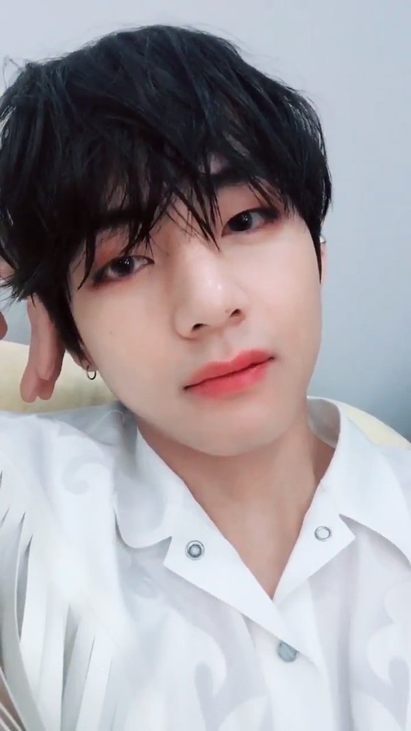 _nuna_V's tweet photo. 태형이 이렇게 예쁜거 왜 지금 봤지🤧
진짜 진짜 예뻐서 캡쳐 200장 넘게 한😭😭
너무너무 보고 싶어💜💜

#PremiosMTVMiaw #MTVBRKPOPBTS @BTS_twt https://t.co/471puXRujI