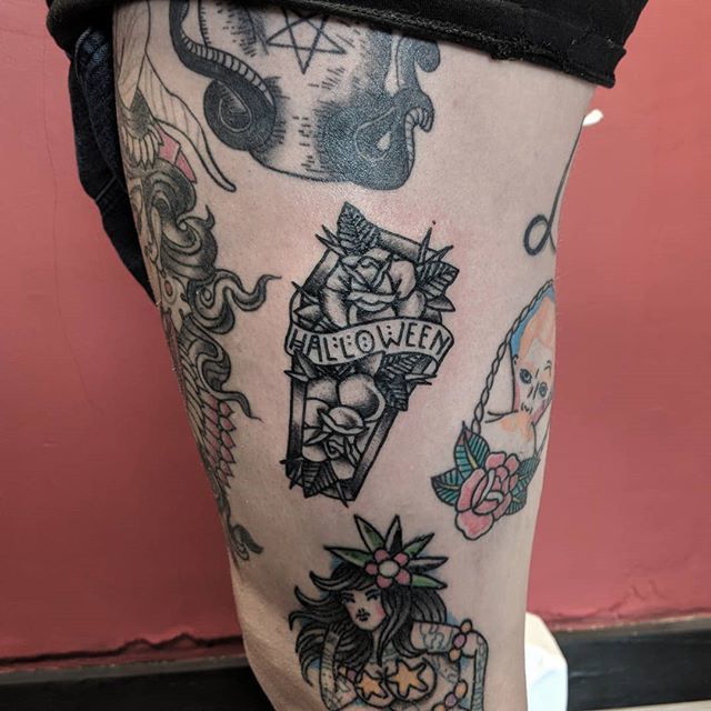 noirink89's tweet photo. Got to do this awesome #coffin #tattoo #design #haloween #tattoodesign #tattoos #designs #tradflash #traditionaltattoo #boldwillhold #traditional #girlswithink #girlswithtattoos #tattooflash #flash #love doing doing this #style #rose #tat #tatt #tats #ta… https://t.co/lgHbrHd3aV https://t.co/NNcmZv59G9