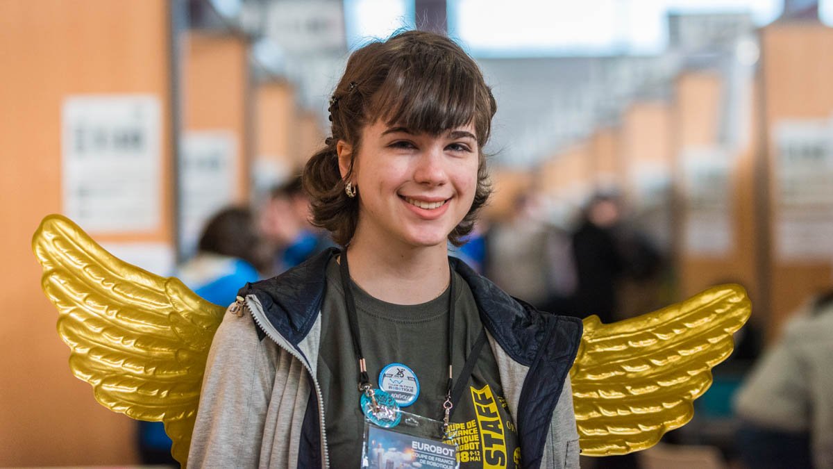 CoupeRobotique's tweet photo. Et si on parlait des bénévoles ? On vous présente Morgane, qui porte super bien les ailes dorées #benevole #AngeGardien #CDR2018 #RobotCities- https://t.co/a4ynI2obcj https://t.co/w0BOB8VcTq