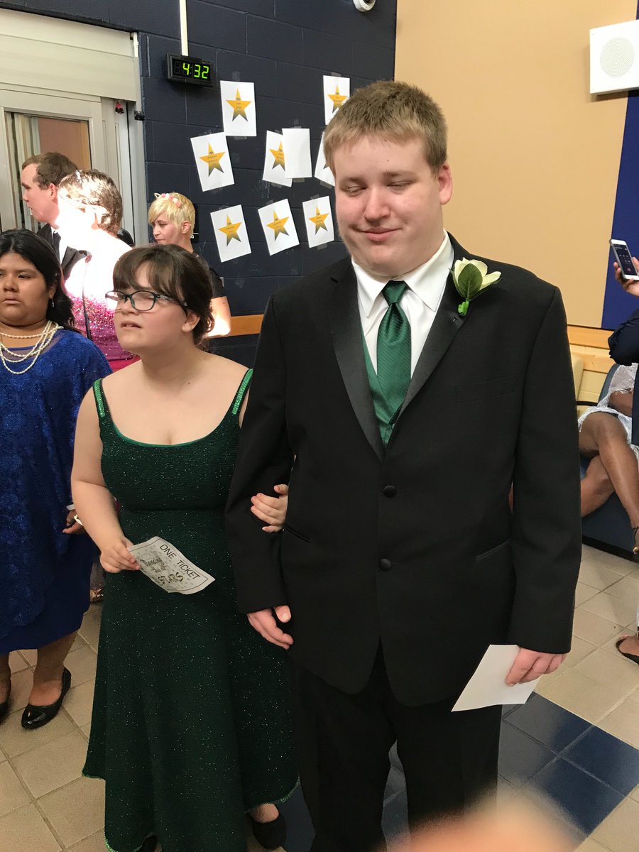 TSBtechnicalart's tweet photo. From prom last night https://t.co/ky4YejCsGR