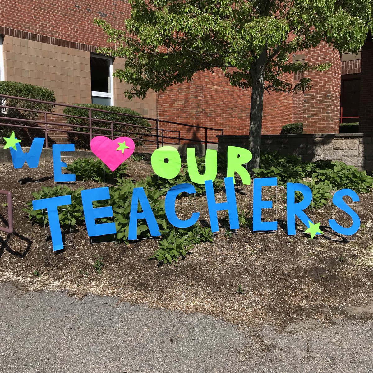 leach_theteach's tweet photo. Happy #TeacherAppreciation 🍎⭐️✏️ // @KMS_Events @KMS_ParentGroup https://t.co/h9OCZnG77X