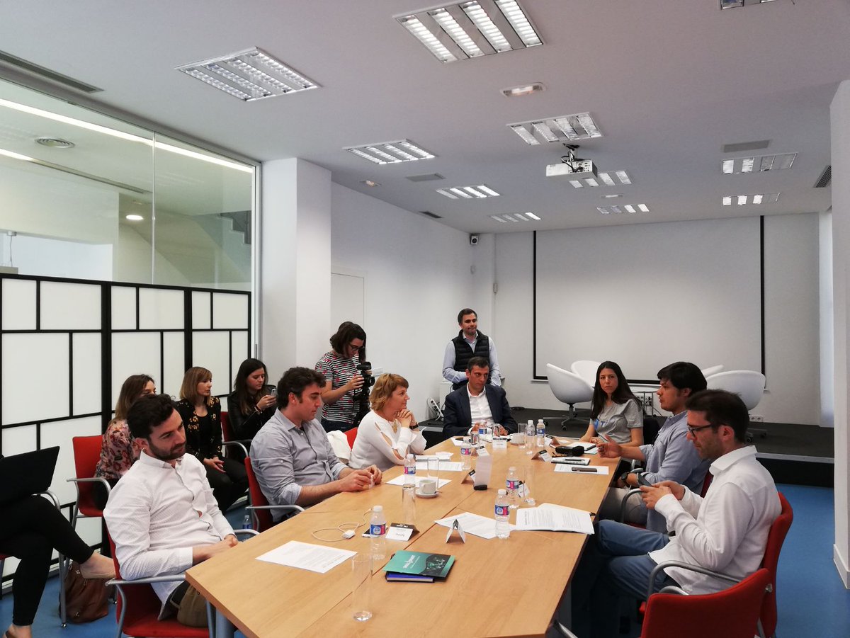 Housers's tweet photo. @ferrervg , CEO de Housers en una excelente charla con @metrovacesa , @housfy_es , @ProntoPiso @Tiko_spain @HousellCom @Spotahome_ES hoy en #Smart_Talk "Proptech y el futuro del sector inmobiliaro" ¡Gracias a @Small_And_Smart por hacerlo posible! #Proptech #startups https://t.co/idb6JPSSn9