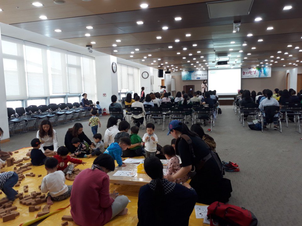 feddy345's tweet image. #성남시 #아동보육과
&amp;lt;맘스노리 부모교육 : 전문가와 함께하는 적합한 영유아 놀이환경&amp;gt;
ㅇ 일 시 : 2018년 5월 11일(금) 11:00-12:30
ㅇ 장 소 : 시청 한누리실
마음따라 체력따라 아이들과 놀아주는 것도 좋지만, 이왕이면 아이들의 마음을 헤아리며 하는 놀이가 가장 신나고 효과적이겠죠!^^