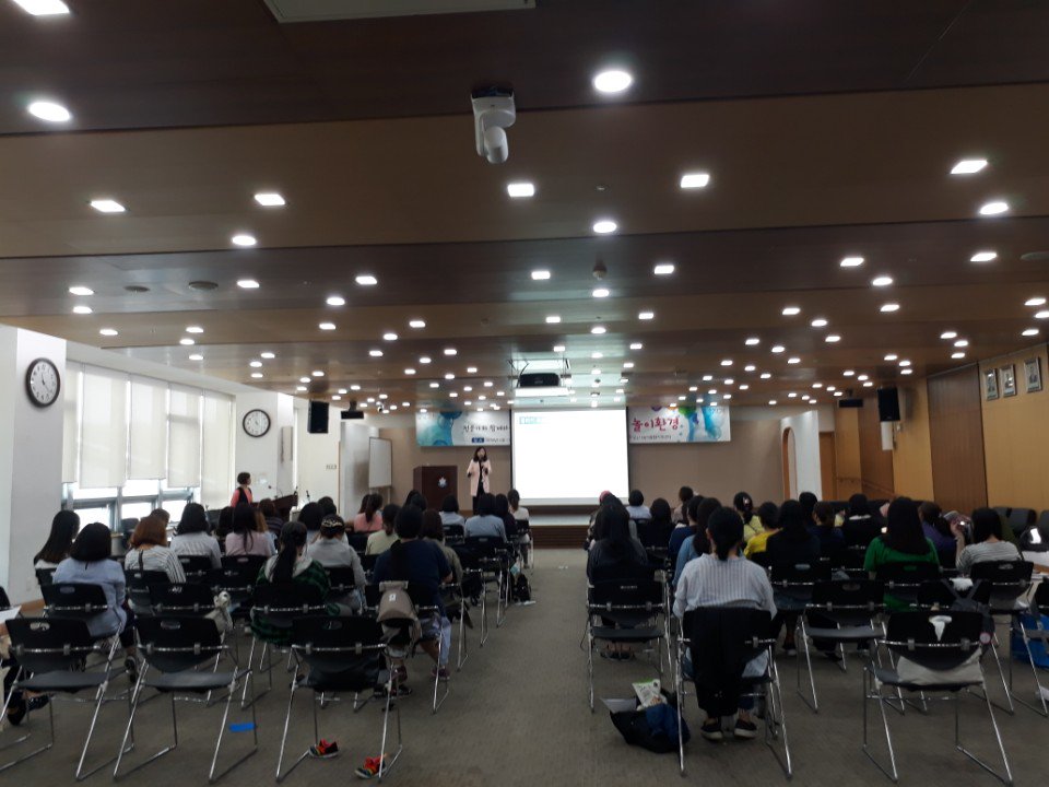 feddy345's tweet image. #성남시 #아동보육과
&amp;lt;맘스노리 부모교육 : 전문가와 함께하는 적합한 영유아 놀이환경&amp;gt;
ㅇ 일 시 : 2018년 5월 11일(금) 11:00-12:30
ㅇ 장 소 : 시청 한누리실
마음따라 체력따라 아이들과 놀아주는 것도 좋지만, 이왕이면 아이들의 마음을 헤아리며 하는 놀이가 가장 신나고 효과적이겠죠!^^