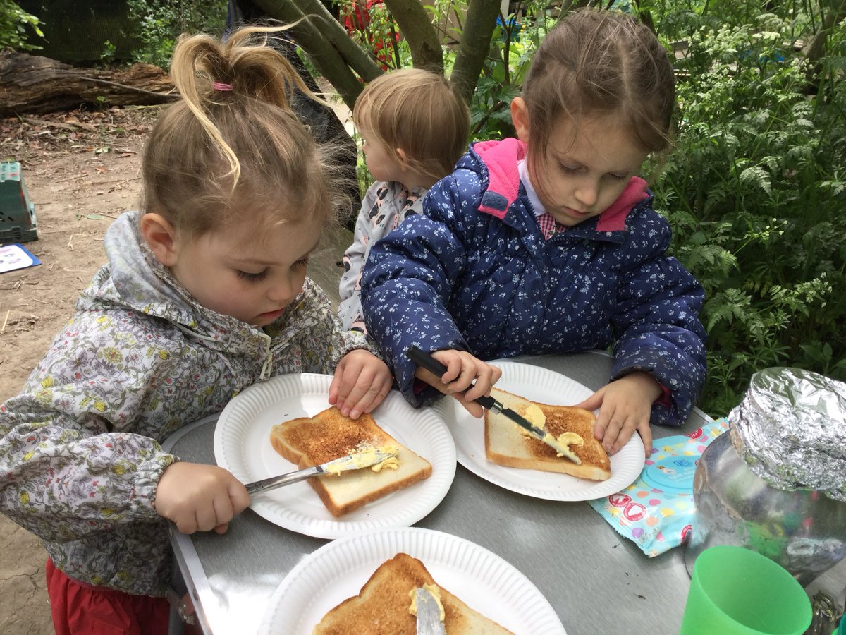 WMOutdoor's tweet photo. Some wonderful flower hunting and beans on toast this afternoon. We ❤️learning outdoors.@WMPrimaryF1 https://t.co/3R7UHrAeW7
