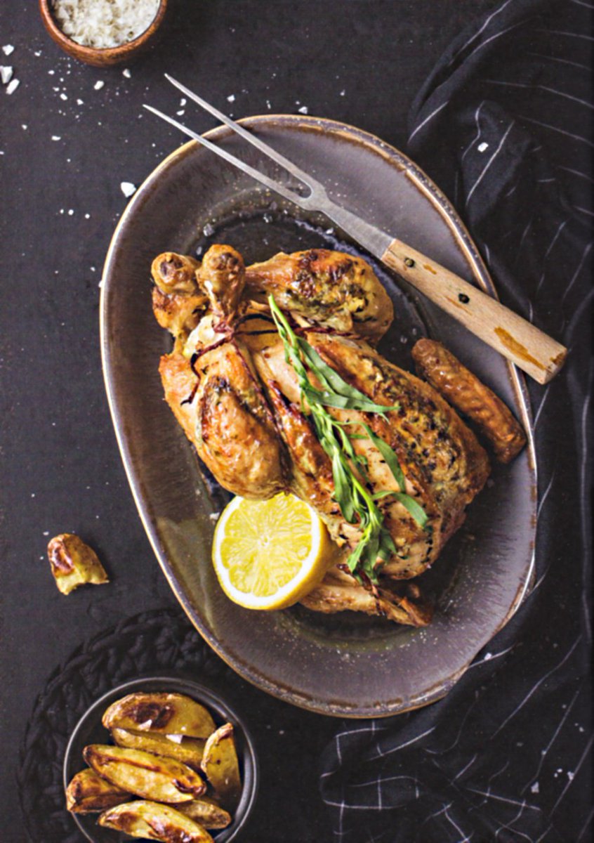 BuchGourmet's tweet photo. Endlich gibt es wieder frische aromatische Kräuter zuhauf. Lust auf Estragonhähnchen nach Marcella Hazan?
https://t.co/ssCUWUaMkq
#Rezept aus dem #Kochbuch Zwei in der Küche von Sabine Schlimm, Lisa Nieschlag, Julia Cawley &amp; Lars Wentrup, Foto © Lisa Nieschlag, Hölker Verlag. https://t.co/Cn106eerSv