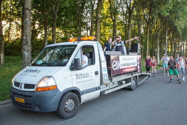 UtrechtUit's tweet photo. Vanavond voor het eerst dit seizoen achter de DJ aan skaten (deze keer met DJ @Sander3FM Hoogendoorn!), dwars door #Utrecht met de @USkateParade https://t.co/MyDNjGnGjn #USP030 #Gratis https://t.co/zDB5rLnfpp