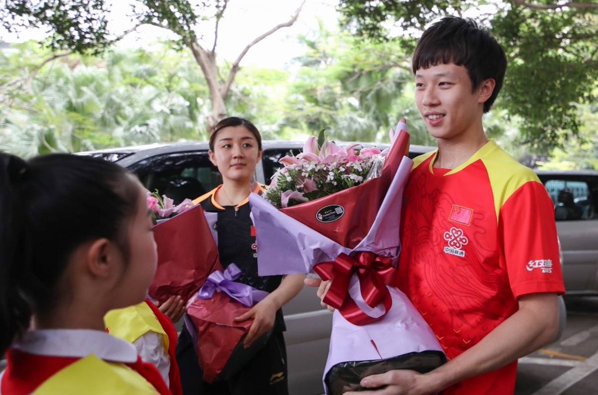 ミハル 小学生と交流をする林くんと陳夢ちゃん 可愛い 二人ともチャイナオープン頑張ってね 微博より