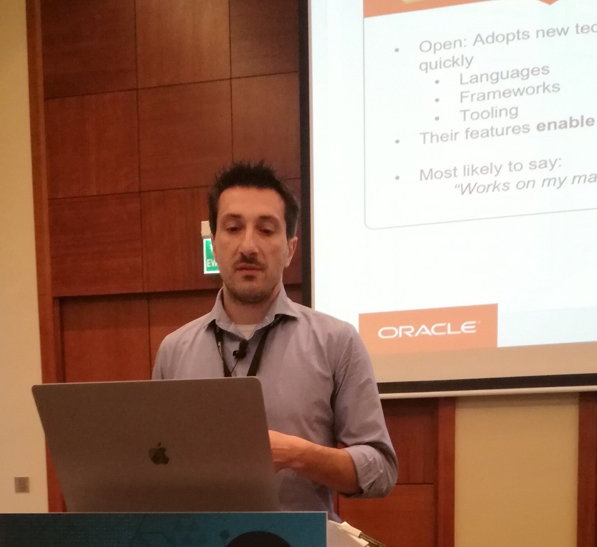 OraclePL's tweet photo. Kolejna sesja tematyczna #OracleCode: praktyczne wykorzystanie DevOps w systemach Linux. Prezentuje Simon Coter, Product Management Director dla Oracle VM oraz VirtualBox. https://t.co/n3LaLmnct5