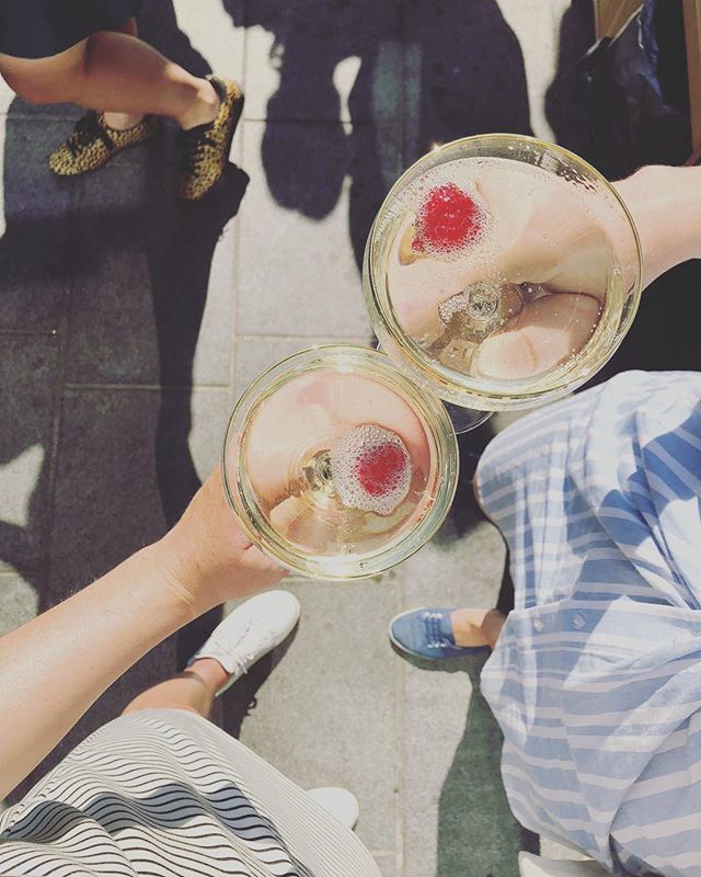 We got that Friday feeling! Cheers to the weekend. Enjoy the sunny days!🌞🌞🌞
•
•
•
#utrechtcityhotels #newkidintown #metrokitchen #favoritedrinks #champagne #utrechtcityguide #weekendbreak #wheretogo #terraces l ift.tt/2rzhE2c