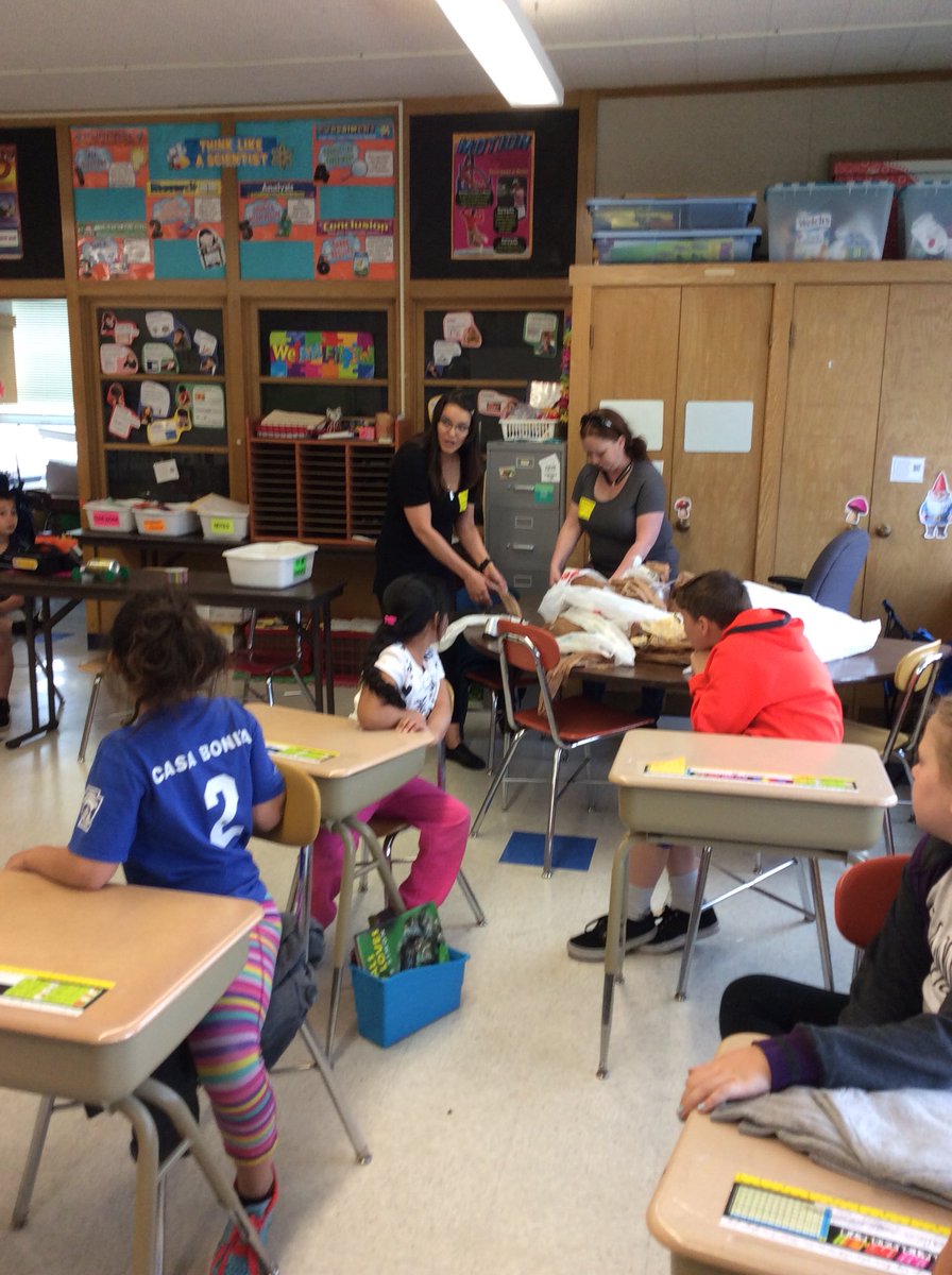 lrabenhorst12's tweet photo. Mom’s come in to Room 207 and help 3rd Graders make bracelets from recycled bags for Mother’s Day. Wishing all our mom’s a Happy Mother’s Day! https://t.co/LAnhY3dIez