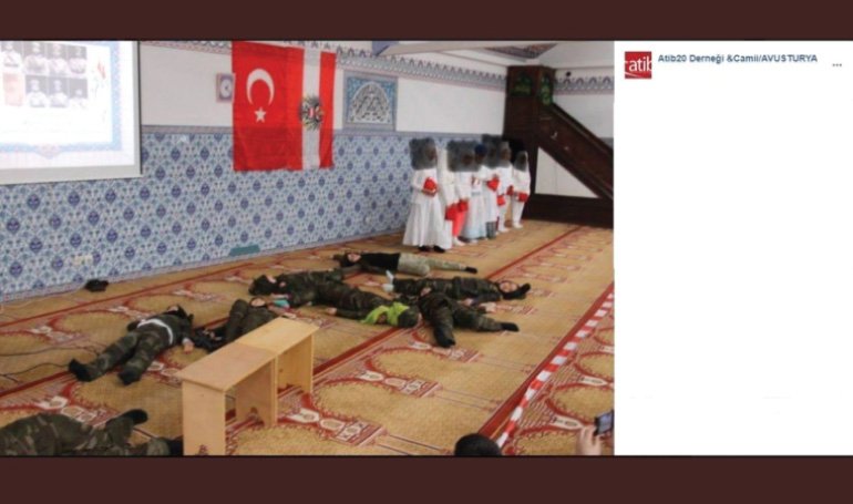 "Yerde ölü askerler-çocuklar, ölüleri için dua eden kadınlar-çocuklar, ölü askerlerin üzerini Türk bayrağıyla örten çocuklar.Etraflarında gururla fotoğraf çeken anne-babalar..."

Viyana'da bir camide yapılan 
23 Nisan 'Kutlaması'

Demet Kavut Holly yazdı;

aykiriakademi.com/dusunce-balonu…