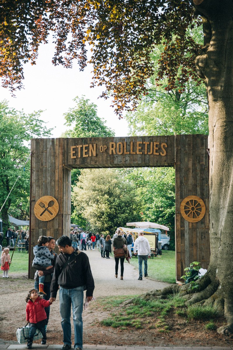 De deuren van Eten op Rolletjes Hilversum gaan vandaag open om 16.00 uur 🥂 Tot straks! 👋 #EtenopRolletjes #FoodFestival #FoodTrucks #Hilversum #Gooi #Vrijmibo