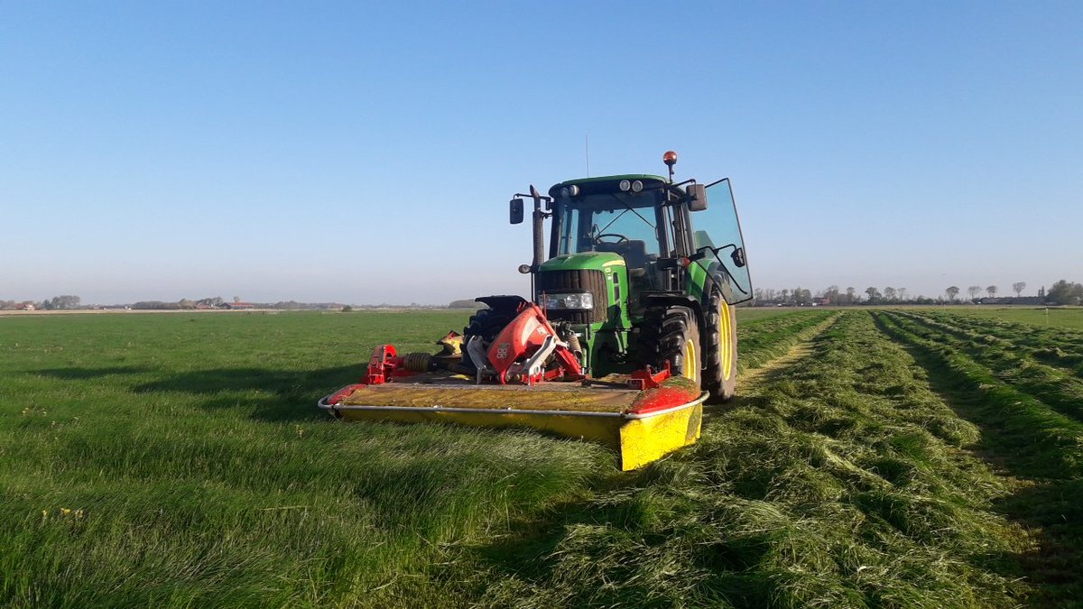 Boerenbusiness's tweet photo. De afgelopen dagen zijn veel #boeren aan de slag gegaan met de eerste #snede. Hierbij nog weer een aantal mooie foto's! https://t.co/tMMp3UnebT