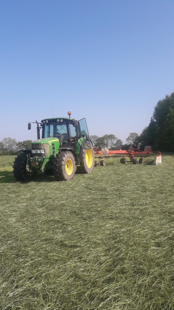 Boerenbusiness's tweet photo. De afgelopen dagen zijn veel #boeren aan de slag gegaan met de eerste #snede. Hierbij nog weer een aantal mooie foto's! https://t.co/tMMp3UnebT