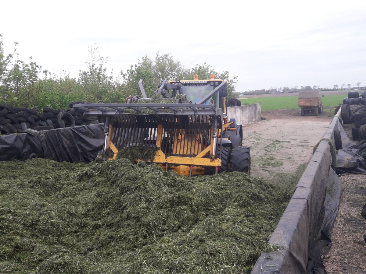 Boerenbusiness's tweet photo. De afgelopen dagen zijn veel #boeren aan de slag gegaan met de eerste #snede. Hierbij nog weer een aantal mooie foto's! https://t.co/tMMp3UnebT
