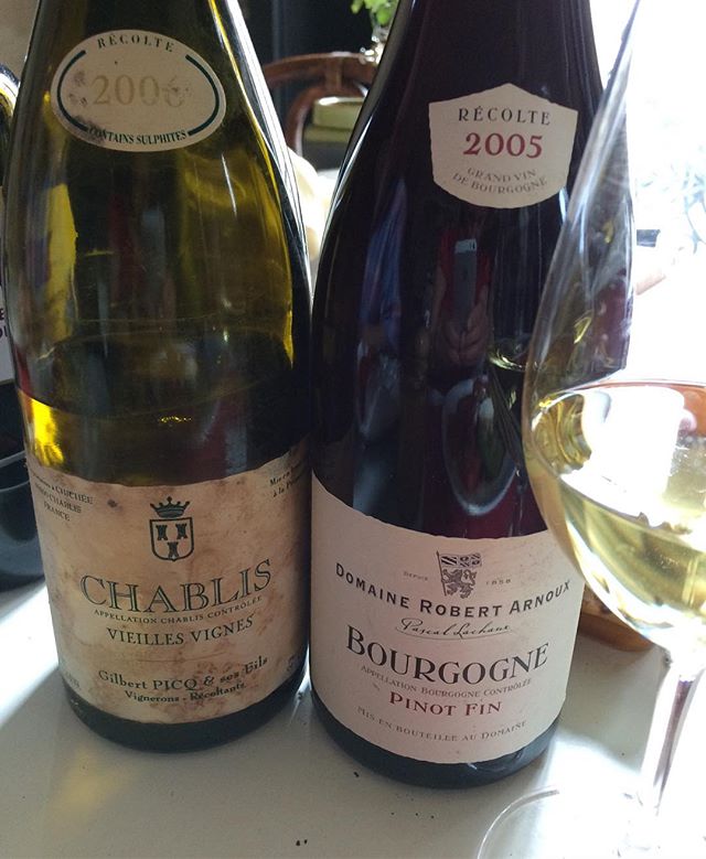 marieroginska's tweet photo. La soirée bourguignonne entre chardonnay et pinot fin pas de match je prends tout🍷🍇🍸❤️❤️❤️ #chablis 2006 #gilbertpicq #chardonnay #bourgognepinotnoir #pinotfin 2005 #domainerobertarnoux #robertarnoux #arnouxlachaux #bourgogne #bur… https://t.co/MQGhcSoPk7 https://t.co/BL10jSiHxB
