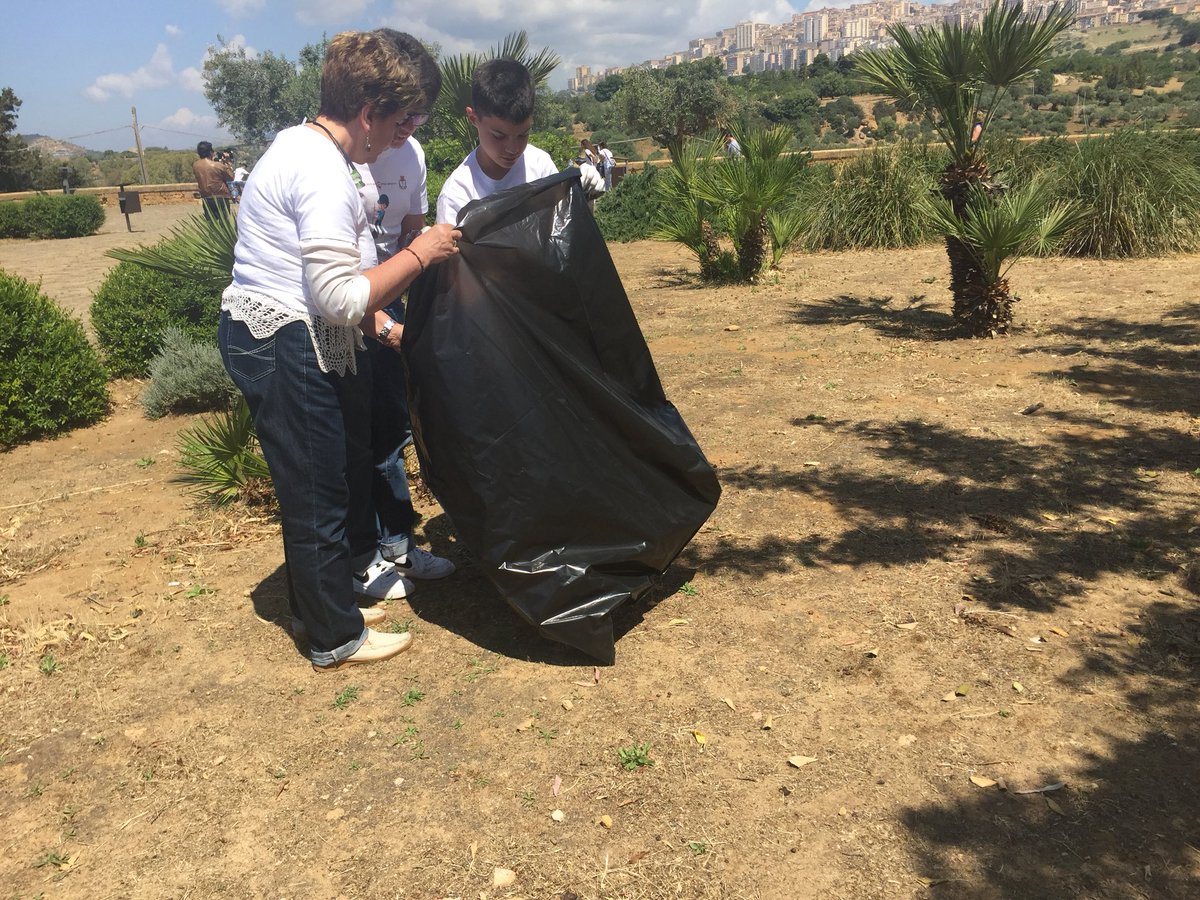 assoambiente's tweet photo. Finalmente i ragazzi sono all'opera!
Pulire li aiuta a capire che abbandonare rifiuti non fa bene a noi e all'ambiente. 
 #NoLittering
L'azione di pulizia #LetsCleanUpEurope di #FISEAssoambiente con il Comune di Agrigento, Iseda e il Parco Valle dei Templi è in svolgimento 💚 https://t.co/bQxQUt0xcx