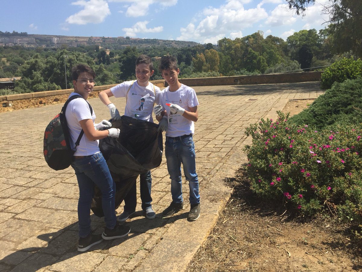 assoambiente's tweet photo. Finalmente i ragazzi sono all'opera!
Pulire li aiuta a capire che abbandonare rifiuti non fa bene a noi e all'ambiente. 
 #NoLittering
L'azione di pulizia #LetsCleanUpEurope di #FISEAssoambiente con il Comune di Agrigento, Iseda e il Parco Valle dei Templi è in svolgimento 💚 https://t.co/bQxQUt0xcx