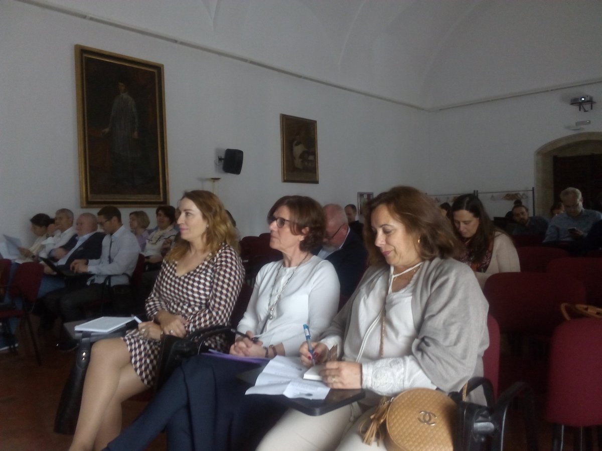 souto_camba's tweet photo. La decana de la facultad de fisioterapia de Coruña Dra. Luz González Doniz participa en la #CNFDD celebradas en Salamanca @ffisudc @usal https://t.co/FepXpkAK3T