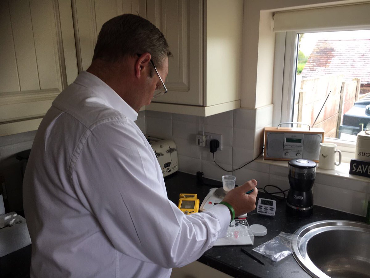 AlltechUK's tweet image. @jevansalltech out on a customers #pig farm this morning carrying out a mycotoxin test with our new #Rapiread portable kit which gives results in under 20mins! Come along to stand44 at next week's @PigPoultry if you're interested in a free test #MycotoxinManagement