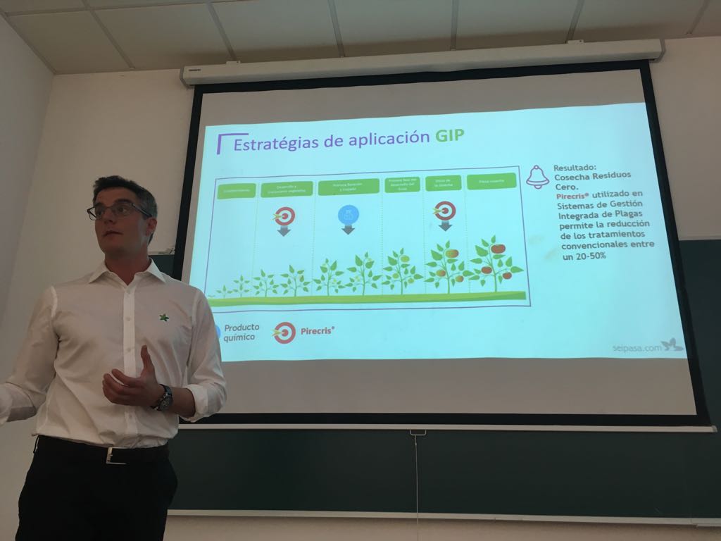 ETSIAMCordoba's tweet photo. @seipasa presenta su modelo de tecnología natural a estudiantes #ETSIAM | La sesión forma parte del proyecto #ProductiveGreenFarming, iniciativa liderada por @ETSIAMCordoba y @Galpagro, que cuenta con la participación de @seipasa #Proaco y @ASAJACORDOBA https://t.co/wX0uaC9XwY https://t.co/Y7Gdo2TdjM