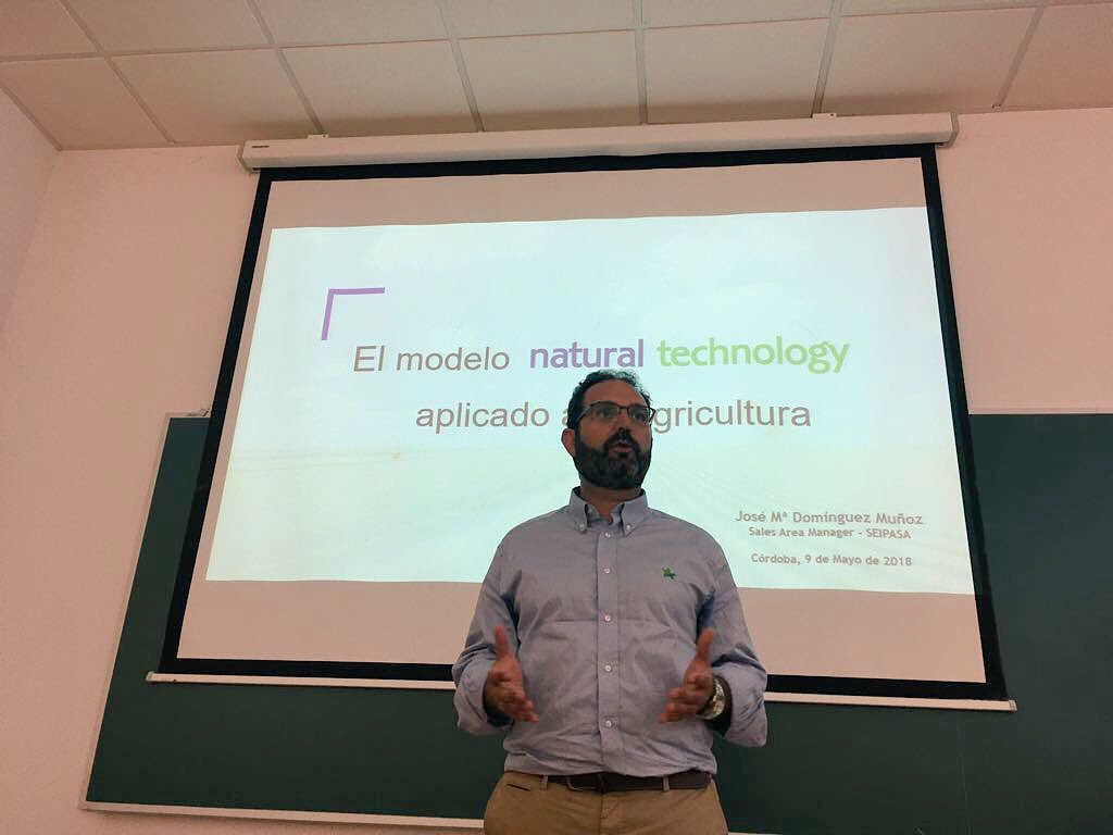 ETSIAMCordoba's tweet photo. @seipasa presenta su modelo de tecnología natural a estudiantes #ETSIAM | La sesión forma parte del proyecto #ProductiveGreenFarming, iniciativa liderada por @ETSIAMCordoba y @Galpagro, que cuenta con la participación de @seipasa #Proaco y @ASAJACORDOBA https://t.co/wX0uaC9XwY https://t.co/Y7Gdo2TdjM