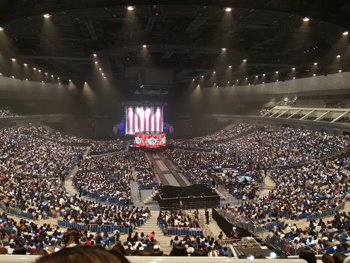 dam_dt's tweet photo. คอน EXO CBX งานดีมากๆเลยชอบความเวทีที่มีลูกเล่นต่างๆเหมือนไม่ได้มาดูคอนอะเป็นโชว์แบบแปลกใหม่ แล้วคือคนเยอะมากขนาดนี่แค่ยูนิตนะ เดินทางมาถึงจุดนี้กันแล้วอะ สู้ๆค้าบ 💕 https://t.co/TYFdQk7sRB