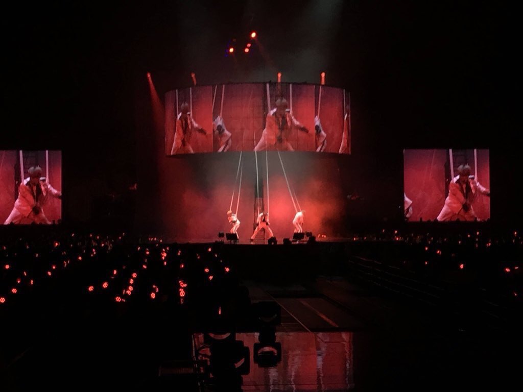 dam_dt's tweet photo. คอน EXO CBX งานดีมากๆเลยชอบความเวทีที่มีลูกเล่นต่างๆเหมือนไม่ได้มาดูคอนอะเป็นโชว์แบบแปลกใหม่ แล้วคือคนเยอะมากขนาดนี่แค่ยูนิตนะ เดินทางมาถึงจุดนี้กันแล้วอะ สู้ๆค้าบ 💕 https://t.co/TYFdQk7sRB