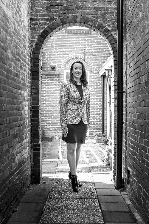 noordblog's tweet photo. Marion Tjin-Tham-Sjin, opgegroeid in Nederland als dochter van een Chinese vader en een Nederlandse moeder, heeft voor haar bedrijf Splendid China een eigen kantoor in Appingedam en Sjanghai. Ze begeleidt Nederlandse ondernemers in China. Haar verhaal: https://t.co/mpQ1isfXEo https://t.co/RywS9yBkFo
