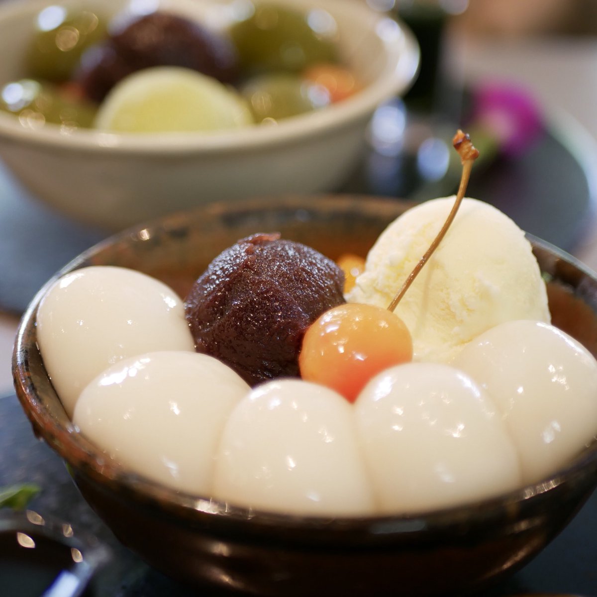 あき 鎌倉の茶房 雲母で白玉クリームあんみつと宇治白玉クリームあんみつ 平日なのに開店30分以上前に行ったのに6組待ち 修学旅行生の学生で開店時は50 60人待ちだったょ 茹でたてもちもちの白玉はほんと美味しい ここも 鎌倉に来たら絶対に寄り