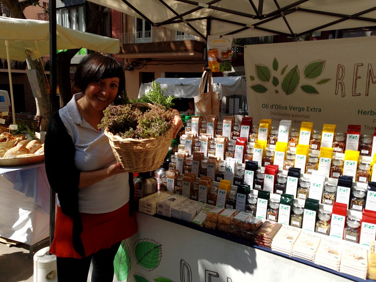 Bcn_SSTG's tweet photo. Avui durant tot el dia torna la Fira de Sant Ponç. Us esperem a la plaça Sant Vicenç de Sarrià i a la plaça Mañé i Flaquer. Sortiu a fer un volt amb olors de plantes aromàtiques, mel, i productes artesans! #Sarrià #Farró #SantPonç https://t.co/J7P9IQR3Ew https://t.co/zgLTiTDSZ4