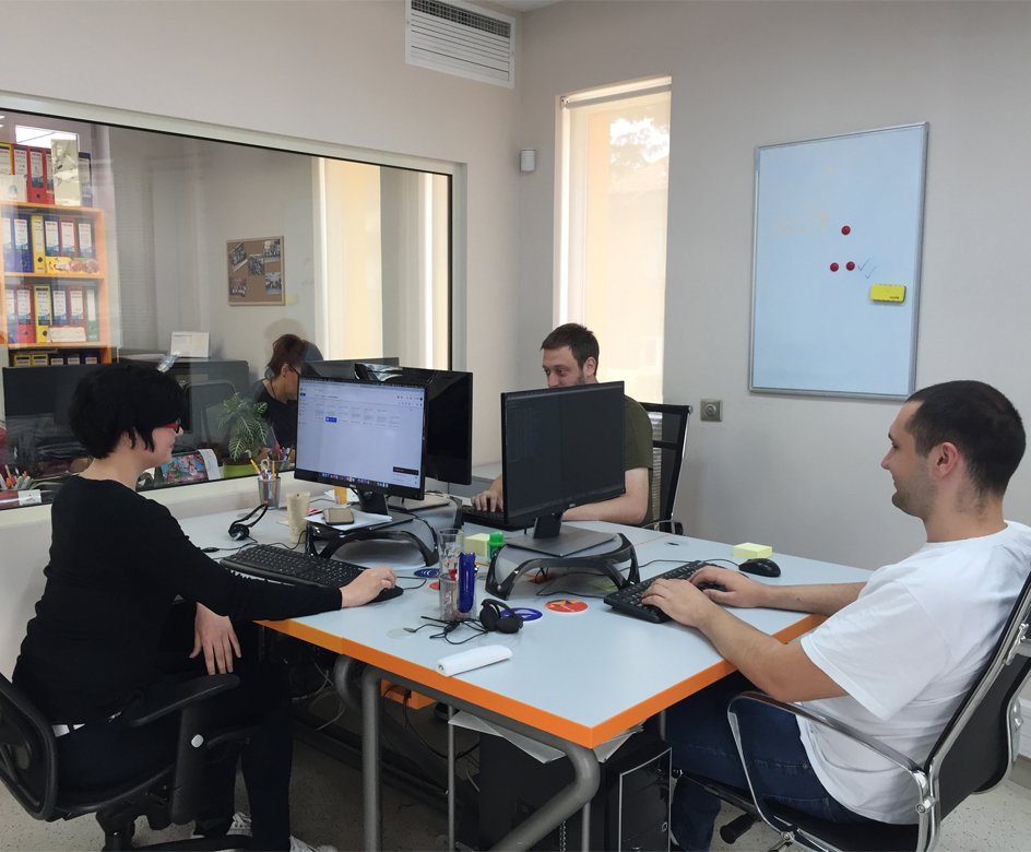 EmisiaNet's tweet photo. Naše kolege Sanja, Filip i Mihajlo bili su među 20 polaznika koji su uspešno završili IKT akademiju. Čestitamo svim diplomcima i radujemo se novoj saradnji sa našim partnerima iz IKT klastera Centralne Srbije.
https://t.co/SZD96l56i2 https://t.co/J6ly5e6kzN