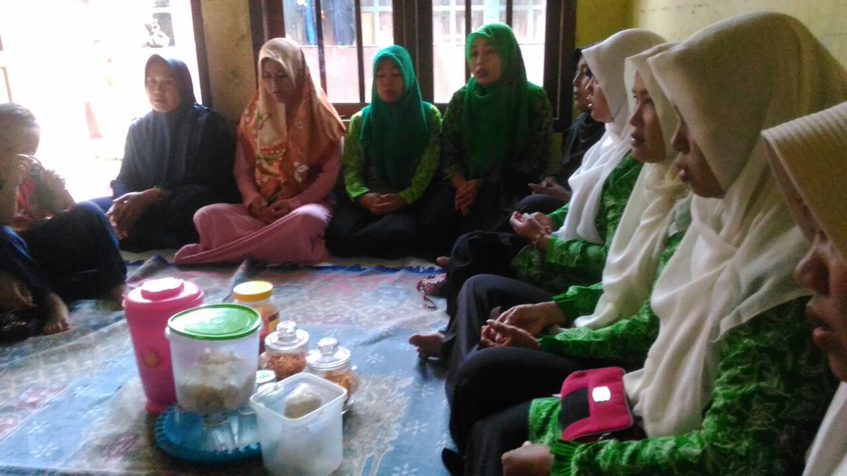 NUFatayat's tweet photo. Kunjungan sahabat fatayat ke kediaman Salamah 33 th Rt 4/6 Darmakradenan penderita tumor tulang ganas sekaligus menyerahkan santunan dari sahabat fatayat dan dari dana Germari.. #swmangatberbagi #fatayatNU @UmekaJuleha https://t.co/yoqhMtcK0F