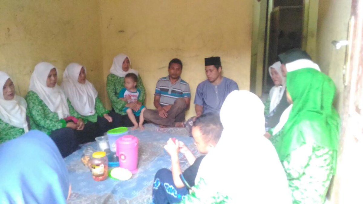 NUFatayat's tweet photo. Kunjungan sahabat fatayat ke kediaman Salamah 33 th Rt 4/6 Darmakradenan penderita tumor tulang ganas sekaligus menyerahkan santunan dari sahabat fatayat dan dari dana Germari.. #swmangatberbagi #fatayatNU @UmekaJuleha https://t.co/yoqhMtcK0F