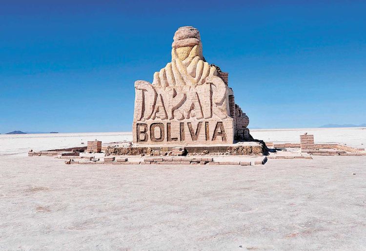 #Bolivia's #Salar de Uyuni - the “largest mirror on Earth” is considered as one of the most remarkable and extreme vistas in all of #South #America and also one of the fascinating things we’ve ever seen. Plan to go today with P2S #Travel Network.bit.ly/2mOXw9T