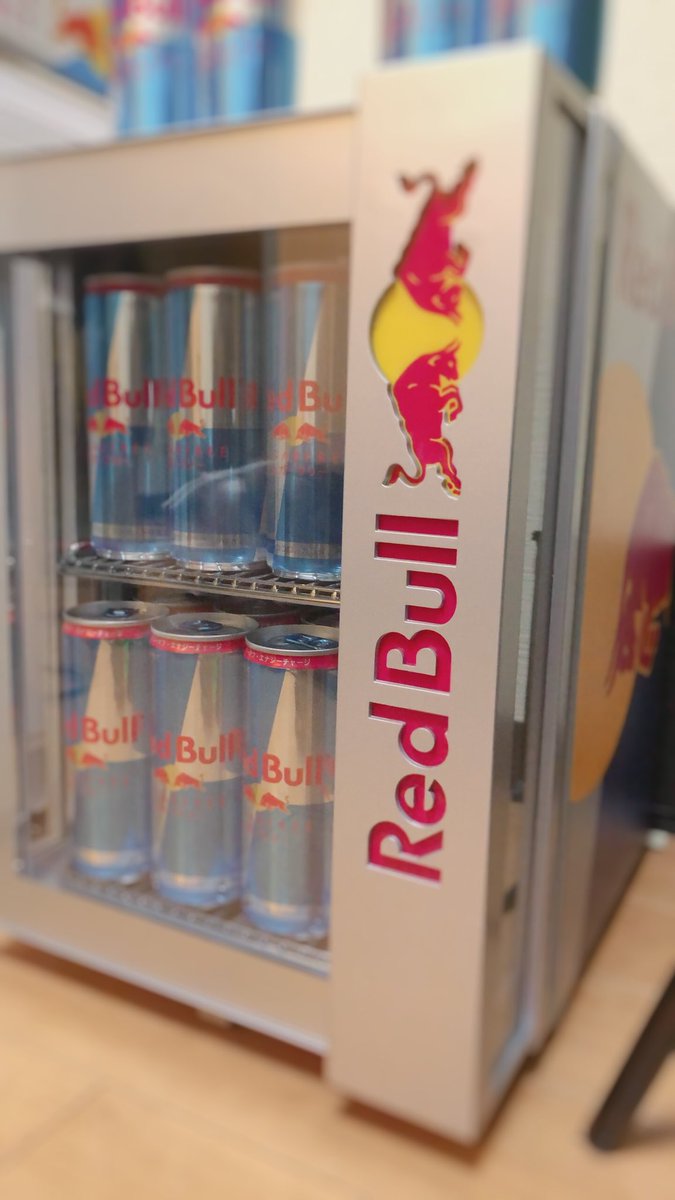 REDBULL様にバチバチ光る冷蔵庫&元気が出るシュガーフリー頂きました