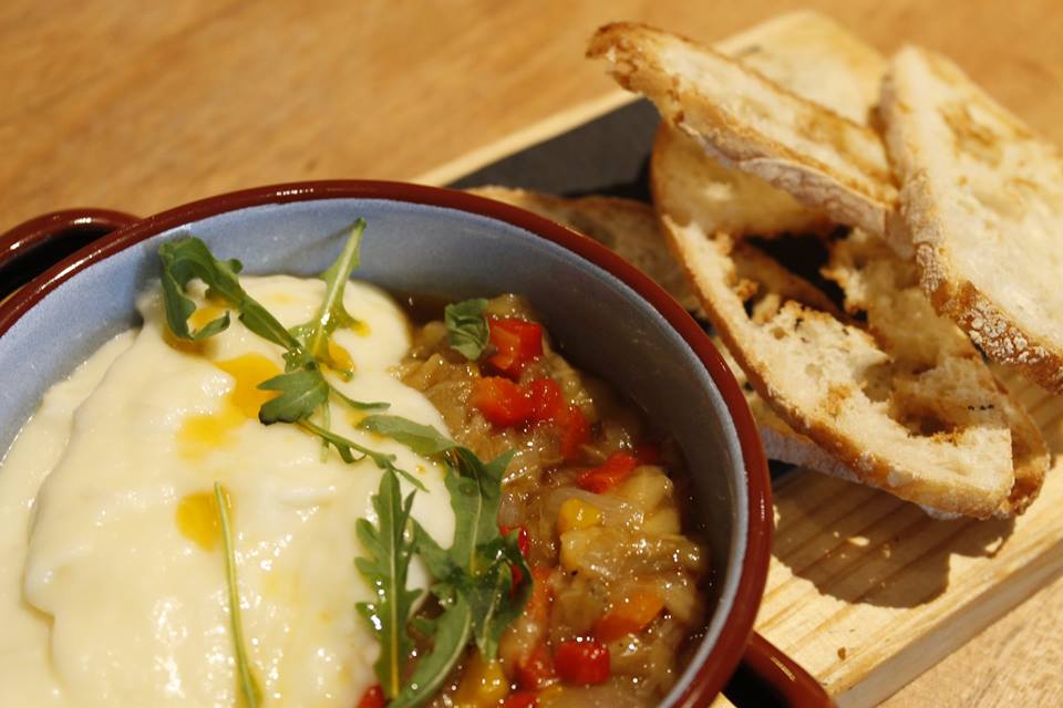 somiatruitesDO's tweet photo. La brandada de bacallà amb escalivada i el fals steak tartar de fuet del Somiatruites són alguns dels entrants que trobareu al menú especial #Rec017 que oferim aquesta setmana. Bon profit! https://t.co/DcPVhS2tSN