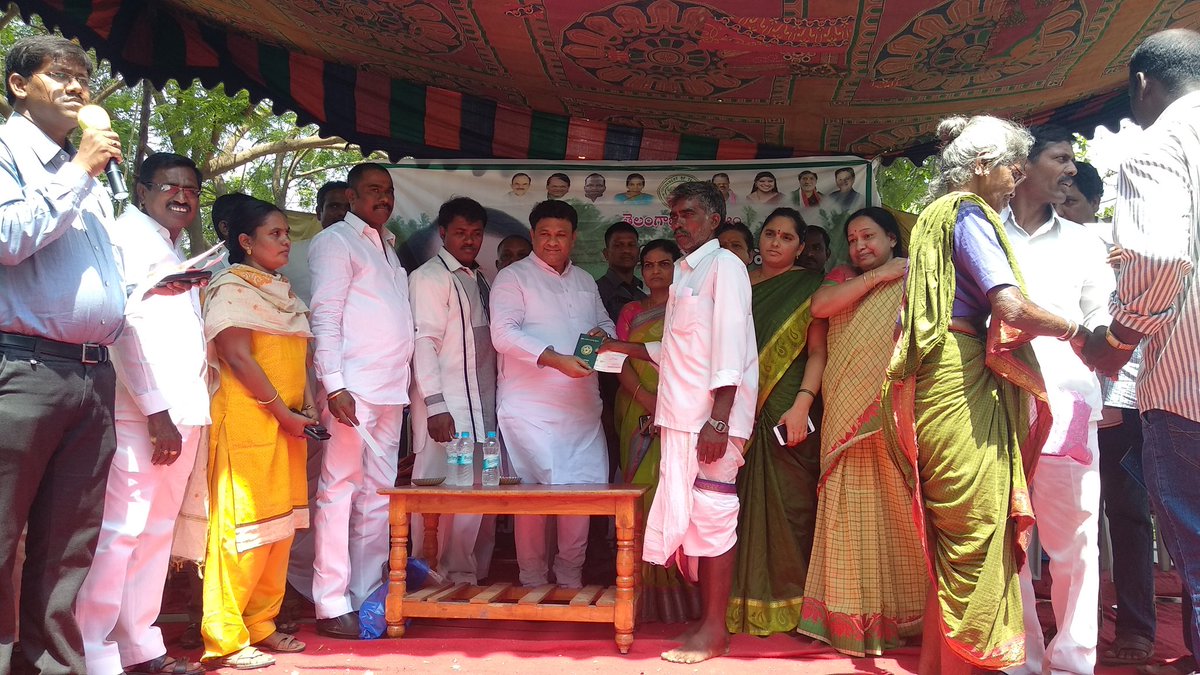 ఈరోజు ఎమ్మెల్యే శ్రీ బిగాలా గణేష్ గుప్తా గారు తెలంగాణ ప్రభుత్వం చేపట్టిన రైతన్న గుండెచప్పుడు రైతుబంధు పథకం లో భాగంగా అర్సపల్లి డివిజన్లో చెక్కులు మరియు పాస్బుక్కులు పంపిణీ చేయడం జరిగింది.