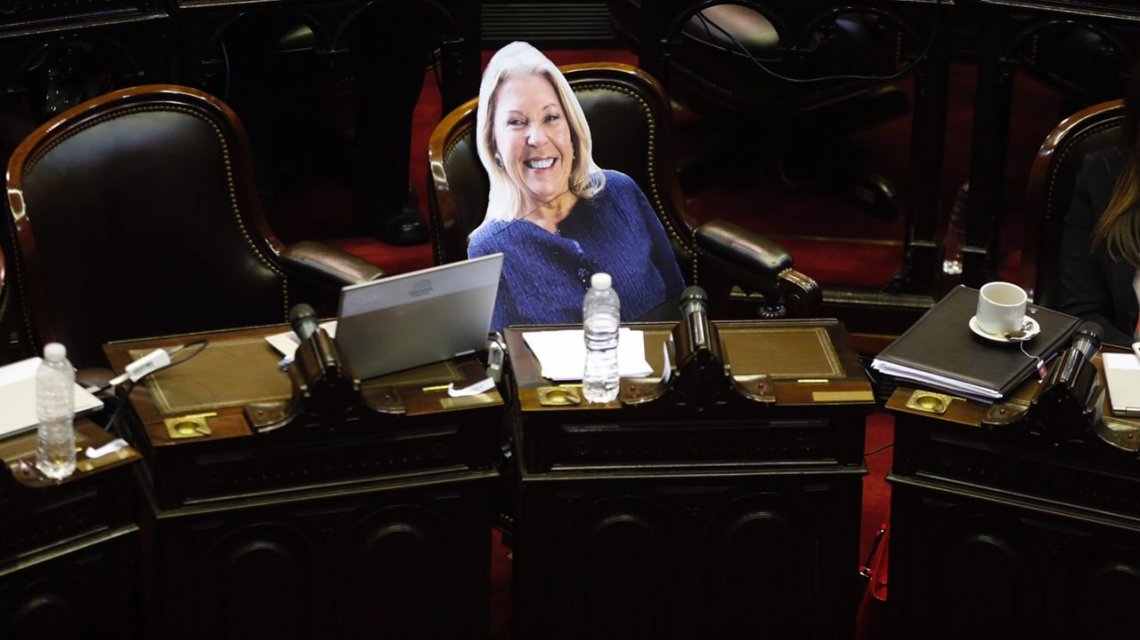 La Carrió de cartón hace dos días que está en el Congreso y ya canjeó toda la guita de los pasajes
