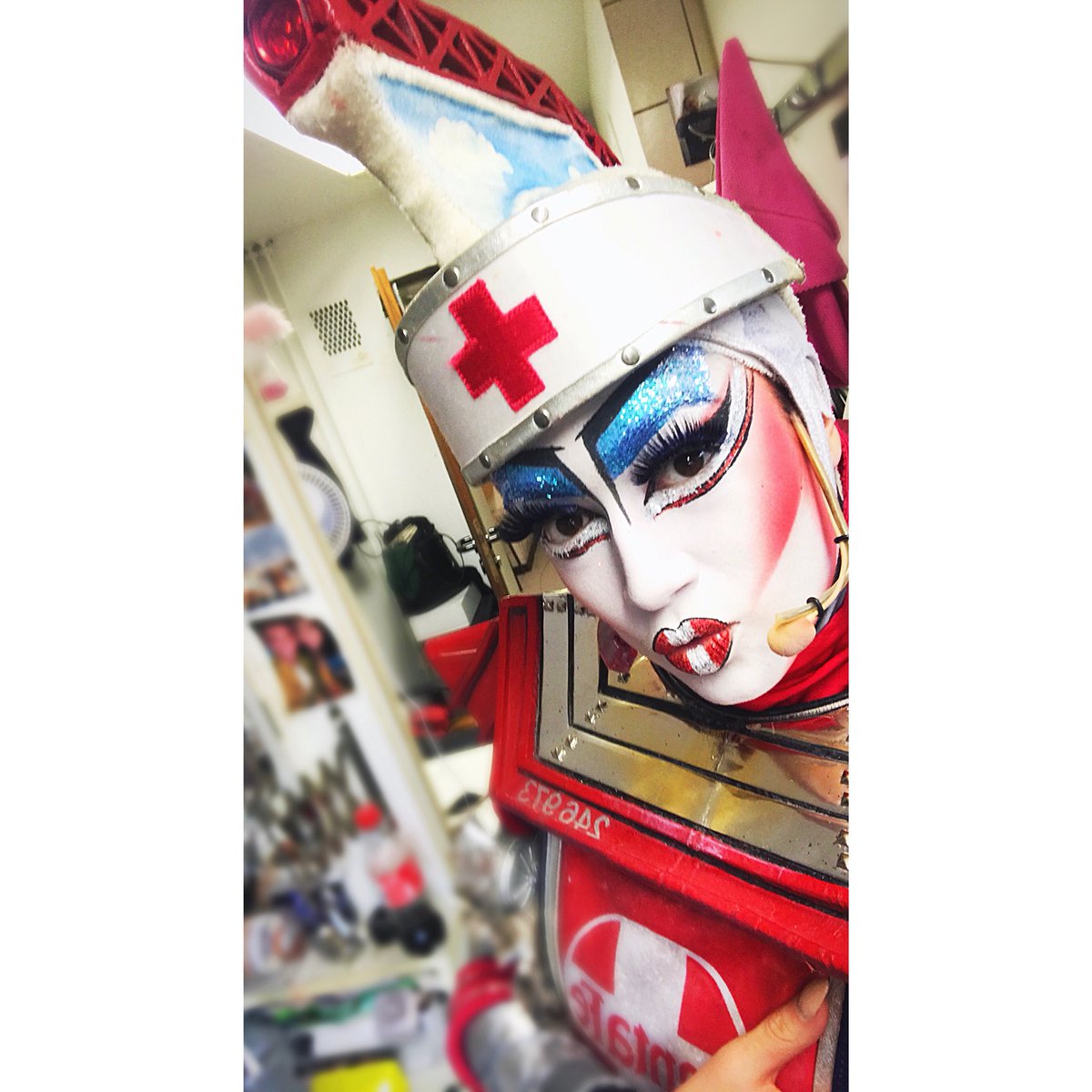 zoheyyy's tweet image. Went in with the winged liner for my final Wrench last night! This job has certainly helped my makeup skills!✨ #stex #stexinside #starlightexpress #wrench #wingedliner #makeup #kryolanmakeup #glitter #components #swing #swinglife #love