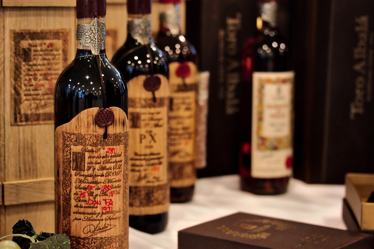 ASEUNIV_GVinos's tweet photo. Toro Albalá, una de las bodegas de Montilla Moriles (y de España) más prestigiosas del mundo, estuvo presentando sus obras de arte en nuestra #CopaSentidos2018. https://t.co/EDJ9B1gqQU