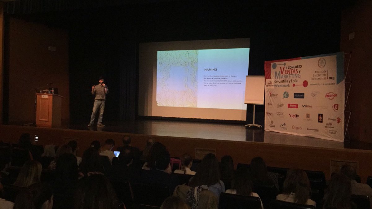 wearemarkniac's tweet photo. Juan Luis, impartiendo su ponencia de branding como catalizador de ventas. ¡Gracias por la invitación! #ventmark https://t.co/MBPJyX7EIt