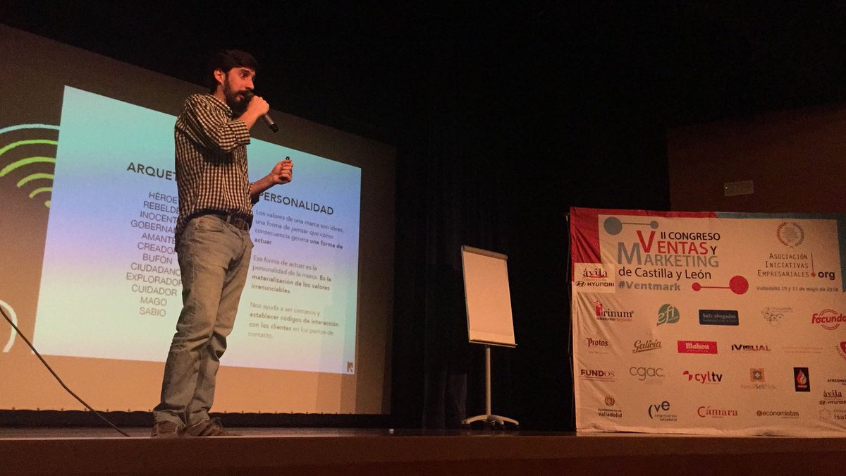 wearemarkniac's tweet photo. Juan Luis, impartiendo su ponencia de branding como catalizador de ventas. ¡Gracias por la invitación! #ventmark https://t.co/MBPJyX7EIt