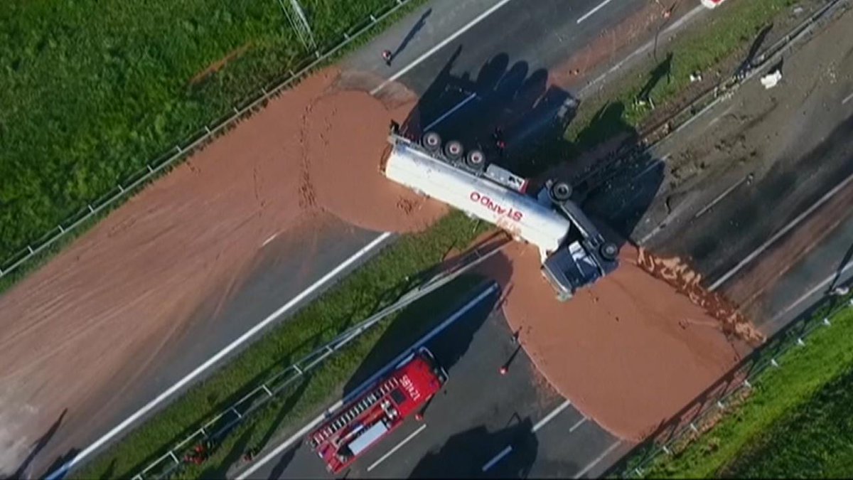 LakzyMary's tweet photo. Deep Consultancy for all #chocolate Lovers. Truck overturns on Poland highway spilling tons of chocolate.. Look at the #cocklate river https://t.co/W5OkmTKtf7 #EatWhatYouWantDay #FridayFeeIing https://t.co/H99wdjBKNV