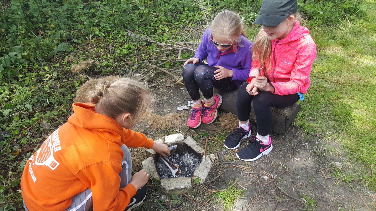 Clare_FJ's tweet photo. Team Sand enjoying some fire starting! @winterfoldhs @daldred007 https://t.co/Wo9TB73Ewf