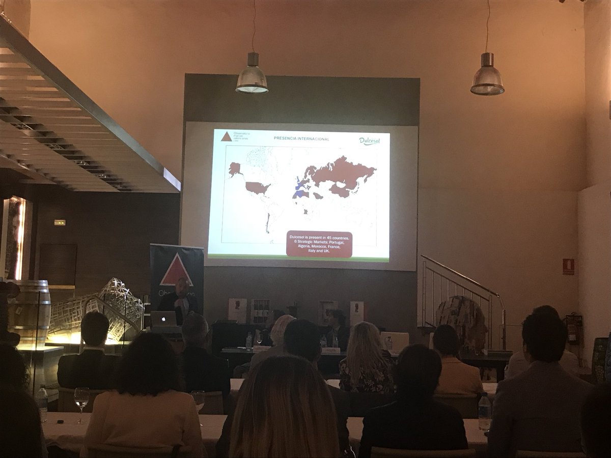 MoisesPerona's tweet photo. @Dulcesol1952 muestra cómo #BeInternational con @clubmktmed @bodegasgandia @GfK https://t.co/7FRr5yhisC