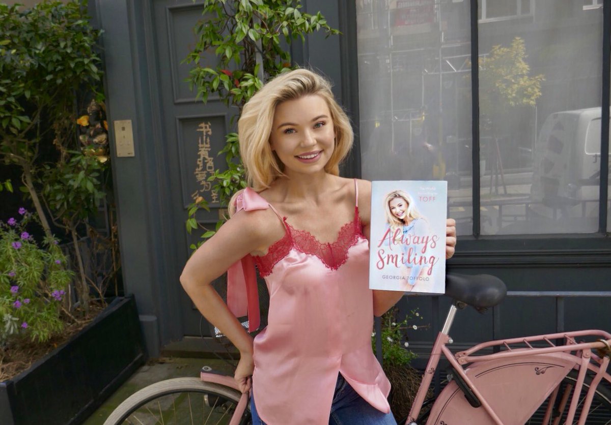 ToffTalks's tweet image. OMG OMG BOOK BOOK!!!!! to pre order one amazon.co.uk/Always-Smiling… #AlwaysSmiling