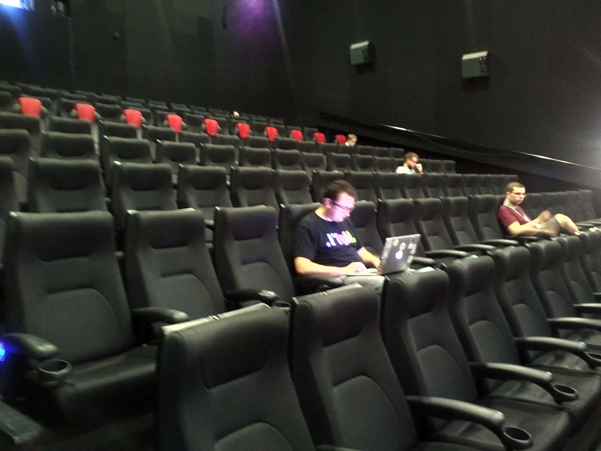 LAFK_pl's tweet photo. I nowa edycja @JVM_bloggers wychodzi wśród flipperow #geecon /Cc @TomaszDziurko https://t.co/HJGM4KfeAs